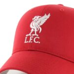 Detail na logo FC Liverpool na šiltovke