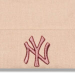 Detail loga na zimnej čiapke NY YANKEES NEW ERA METALLIC LOGO BEANIE PEACH