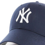 Detail loga NY Yankees na tmavomodrej detskej šiltovke 47 brand MVP NY